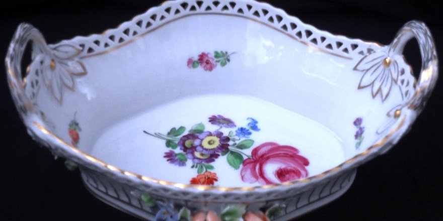 Basket - Canasta Dresden round with handles and hand decorated with flowers inside and on the sides, with a size of 12 inches in diameter. Dresden redonda con asas y decoración...